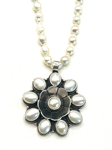The Pearl Flower Necklace